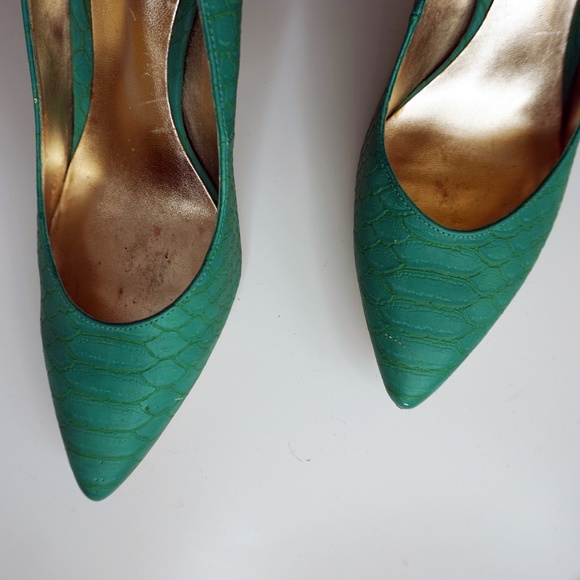 GUESS Turquoise Snake Skin Pump - Picture 6 of 6